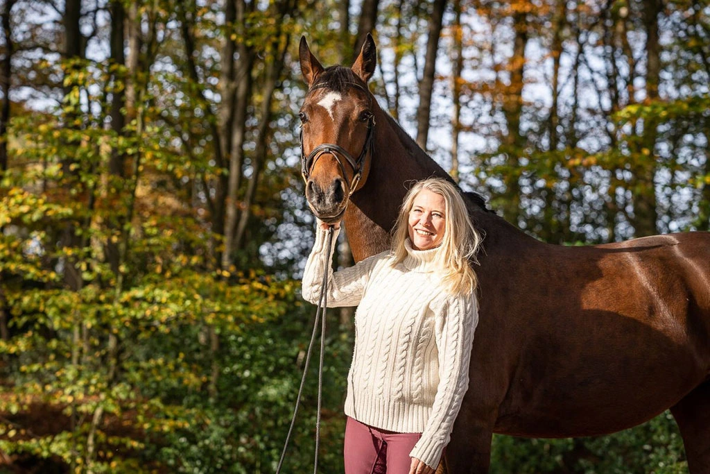 Hannoveraner-Stute Bella und Cristine beim Fotoshooting